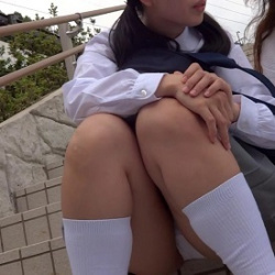 【画像】JKの太ももと座りパンチラという天然記念物!!の画像