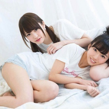 【画像】アイドルのソフトレズ風グラビアで絡め合う手脚が美しすぎる!!の画像
