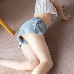 【画像】ミニスカ・ホットパンツが眩しいセクシー女優の美脚・太ももを堪能する画像!!の画像