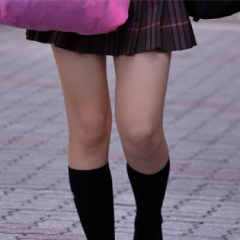 【画像】太ももナデナデしたい。可愛いミニスカ女子高生の街撮り画像!!の画像