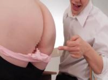 熟女教師が教え子とこっそりエッチの画像