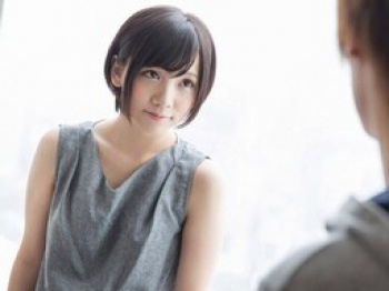 潤んだ瞳でイケメンをジっと見つめる恥ずかしがり屋が腰振り絡みの画像