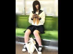 【リアル盗撮】意外過ぎる食い込み！セーラー服美少女の女子校生のパンチラ隠し撮りｗｗｗの画像