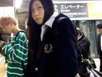 【リアルHD盗撮】清純美少女の女子校生を追跡して犯罪行為の捲りパンチラ敢行！！の画像