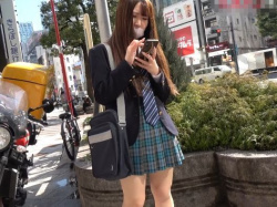 【リアルHD盗撮】激カワ美少女のJKを逆さ撮りすると最高すぎたパンチラ太腿の件ｗｗｗの画像