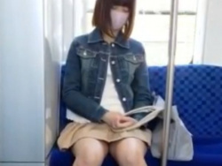 【リアル盗撮】電車対面パンチラ！素人美人さんの股間からパンティを覗き見するｗｗｗの画像