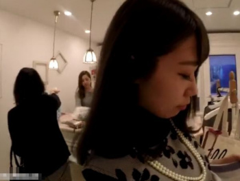【リアル盗撮】まさかの店名映り込み!!!ガチ美人ショップ店員のパンチラ隠し撮り映像ｗｗｗの画像