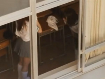 【リアル盗撮】中○生が教室で体操着に着替える同級生女子を撮影してネット投稿したヤツ！！の画像