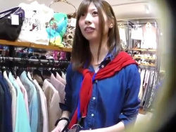 【リアル盗撮】正真正銘！マジな美人お嬢さん!!!ショップ店員のパンチラ隠し撮りして公開するｗｗｗの画像