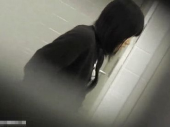 【リアルHD盗撮】観覧注意！女子トイレ潜入隠し撮り！素人ギャルの放尿現場を完全収録！！の画像