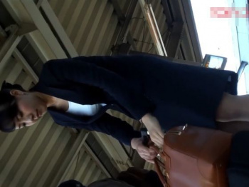 【リアルHD盗撮】被写体が一級品！電車待ちの現役CA美女！極上パンチラ隠し撮り！！の画像