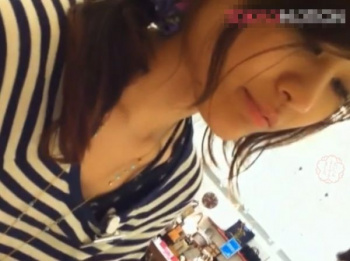 【リアル盗撮】激カワお嬢さん収録！美人ショップ店員のパンチラ胸チラ無断撮影して公開！！の画像