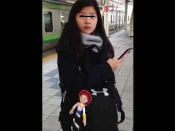 【リアルHD盗撮】衝撃的危険映像！童顔ロリなピュア美少女のJC中○生に捲りパンチラ！！の画像