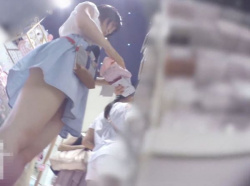 【リアルHD盗撮】白い太腿と激カワパンティ！買い物中ショートヘア美少女のパンチラ攻略ｗｗｗの画像