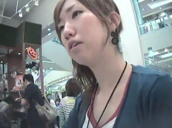 【リアル盗撮】乳首ゲット到達！激カワ美人ショップ店員の胸チラ覗き込み映像の奇跡！！の画像