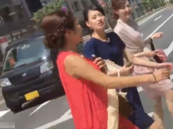 【リアル盗撮】最高の獲物がここに在り！結婚式に参加したＯＬたちの生パンチラ隠し撮りｗｗｗの画像