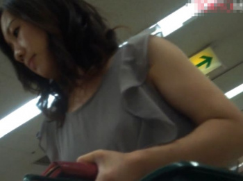 【リアル盗撮】スーパーで買い物中の美熟女マダムの食い込みパンチラを隠し撮り攻略ｗｗｗの画像