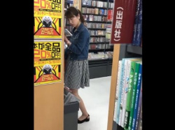 【リアル盗撮】店内逆さ撮りパンチラ！清楚系美人の素人お嬢さんの黄色パンティ激写！！の画像