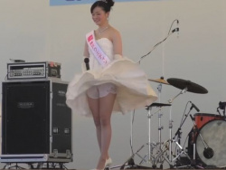 【リアル盗撮】個人撮影！某イベント最中に神戸美人のスカートが風で捲れてしまい奇跡的パンチラ映像GETｗｗｗの画像