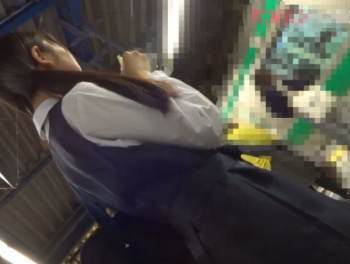 【リアル盗撮】電車内なのに危険行為！ピュア女子校生の下半身に目を付けた変質者が痴漢犯罪！！の画像