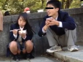 【リアル盗撮】まだ処女そうな清純JC中○生の女の子の股間が無防備すぎてパンチラ中ｗｗｗの画像