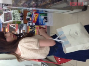 【リアル盗撮】美人さんのスカートを捲りパンティ隠し撮り！店内で敢行された犯罪行為の一部終始！！の画像