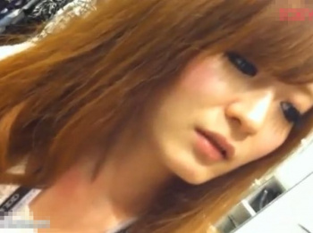 【リアル盗撮】一生懸命に接客する激カワ美人ショップ店員の極上パンティを逆さアングルで隠し撮りｗｗｗの画像