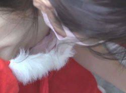 【リアルHD盗撮】決定的瞬間！クリスマスイベントでサンタコスの美人コンパニオンの乳首がチラ見えしたガチ胸チラ映像！！