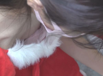 【リアルHD盗撮】決定的瞬間！クリスマスイベントでサンタコスの美人コンパニオンの乳首がチラ見えしたガチ胸チラ映像！！の画像