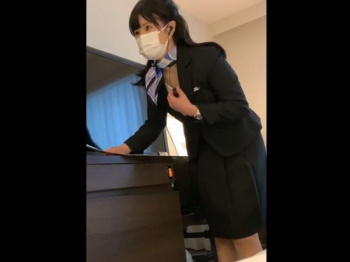 【リアルHD盗撮】ホテルの接客係の美人スタッフさんのスカート内を逆さ撮りしてパンスト越しのパンチラ映像を作成してきたｗｗｗの画像