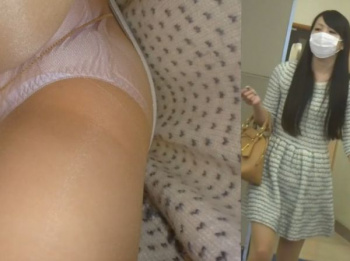 【リアル盗撮】店内で買い物中の綺麗なお姉さんの下半身を逆さ撮りしてパンスト越しの貧性あふれるパンチラ映像をGETしたｗｗｗの画像