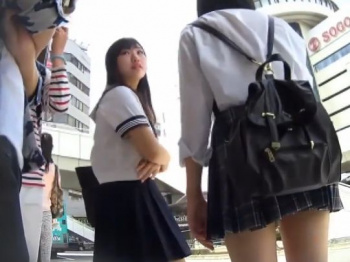 【リアルHD盗撮】超可愛い制服女子校生の生足パンチラ隠し撮り！美少女二人組の美脚とともに堪能するパンティは最高のオカズ確定！！の画像