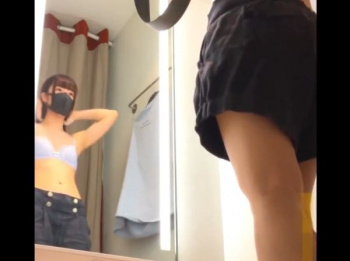 【リアル盗撮】激カワ微乳チッパイ丸出しちゃん！ピュア美少女系のお嬢ちゃんが試着して得るのを隠し撮りした店員の男が映像公開！！の画像