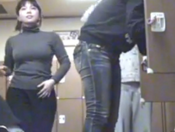 【リアル盗撮】銭湯女湯隠し撮り！全裸でマンコまで映り込むスレンダー美女のシーンは格別のオカズ間違いなしｗｗｗの画像