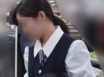 【リアル盗撮】ショップ店員パンチラ隠し撮り！真面目で控えめそうな黒髪美人さんの尻肉感！の画像