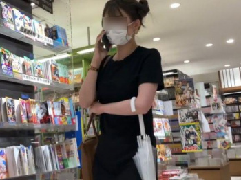 【リアル盗撮】現役アイドルのように可愛い美人若妻の買い物最中にパンティを隠し撮りしてきたぞ！の画像