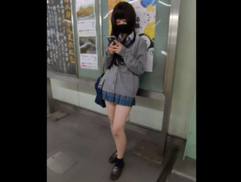 【リアルHQ盗撮】激カワ女子校生を徹底的にストーキング！可愛いガラものパンティを何度も撮影！の画像