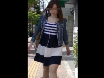 【盗撮】可愛い女子大生の下半身に粘着して逆さ撮りした尾行パンチラとか危険すぎる！の画像