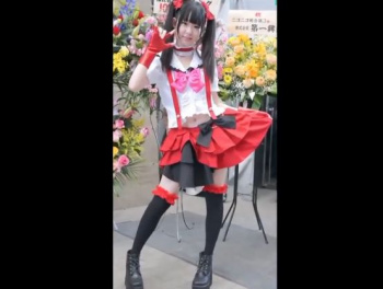 【盗撮】美少女コスプレイヤーさんが某イベントでしゃがみ込んだらパンチラしてて熱視線集中中！の画像