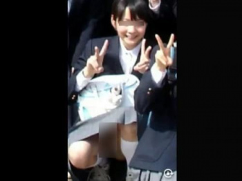 【卒アル事故】オレが高校の卒業アルバムを大切にしてる理由！校内一の美少女同級生のパンティが写り込んでる！の画像