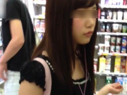 【盗撮】完全アイドル以上の超絶キュート美少女の食い込みパンチラをコンビニ店内で無断撮影！の画像