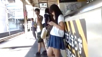 【パンチラ盗撮】某駅で電車を待つJD♡背後からついて歩き、ローアングルでパンチラを隠撮の画像