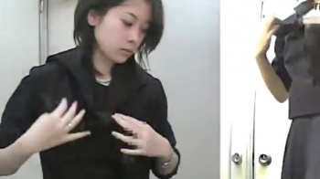 【着替え盗撮】友達に裏切られて隠しカメラを仕込まれたJK♡何も知らずおっぱい丸出しで着替えを隠撮の画像