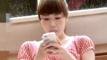 【パンチラ盗撮】ベンチに座るポニーテールが可愛い女の子♡対面座りで長時間撮影しパンチラを隠撮の画像