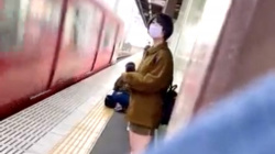 【パンチラ盗撮】ショートカットのお姉さん♡太腿がムチムチ感！電車内で対面座りでスカートの中から丸見えパンチラを盗撮の画像