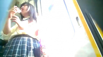 【パンチラ盗撮】友達と帰宅中のJK♡電車内でスカートの中を逆さ撮りでエロい下着を隠撮の画像