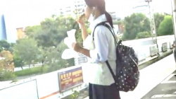 【パンチラ盗撮】電車待ちの制服JK♡盗撮師に背後からスカート捲られ逆さ撮りの画像