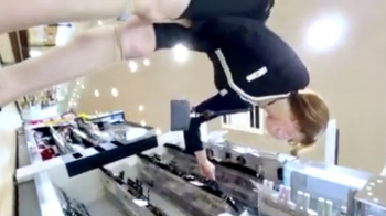 【パンチラ盗撮】コスメショップの店員さん♡客のフリした撮り師がエッチなアングルを粘着してスカート内部を対面撮りの画像