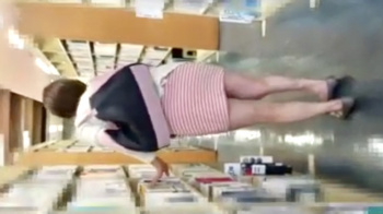 【パンチラ盗撮】図書室で本を探してるショートカットのお姉さん♡撮られてるのに気づいてエッチなポーズで神対応の画像