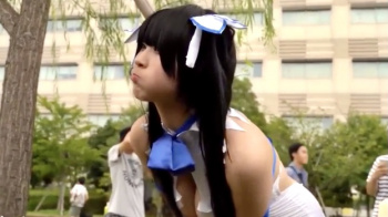 【胸チラ盗撮】二人組のグラビアアイドルが流行らせた、胸元を強調したポーズを披露するコミケのムチムチなレイヤーさんの画像